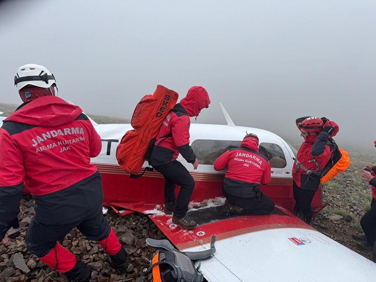 "Saat 06.24 itibarıyla Jandarma Arama Kurtarma JAK Timimiz ve İkizdere Arama Kurtarma İDAK ekibimiz uçağa ulaşmış durumdalar. Zirve hattında yani Kaçkar Dağları'nın zirvesinde bir yerde ulaştılar." ifadesini kullanan Baydaş, şunları kaydetti: