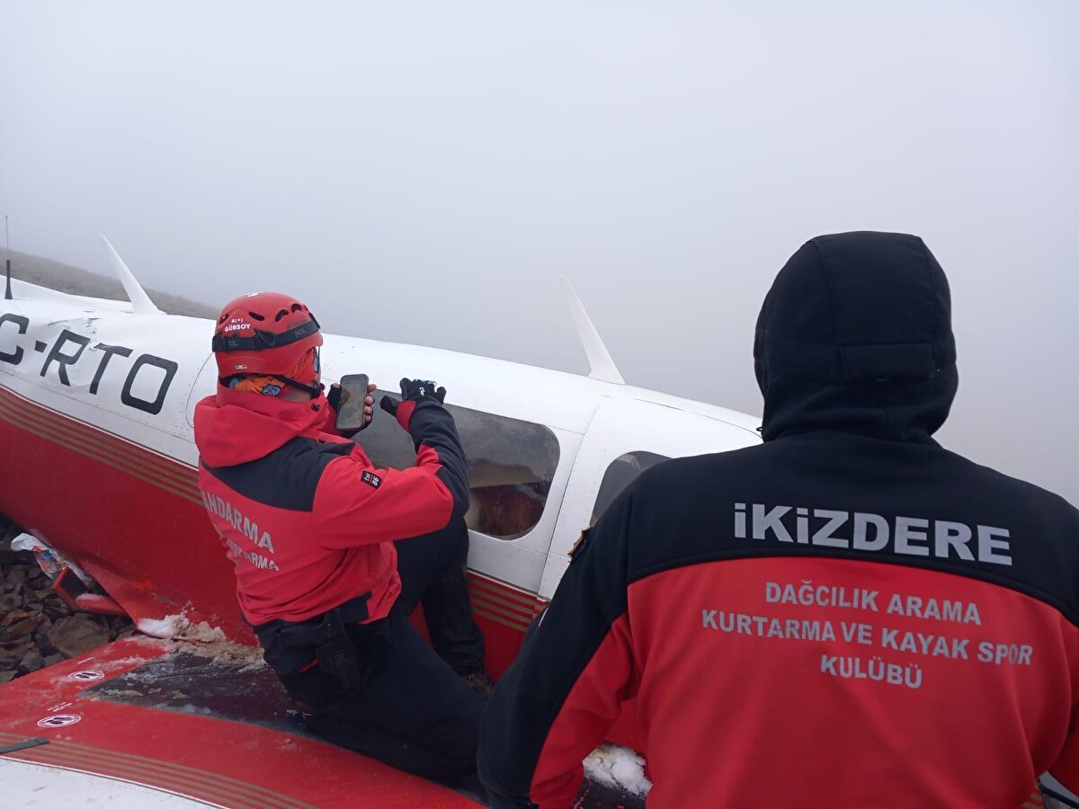 Vali Baydaş, arama kurtarma ekibinin hem yaralı yolcuyu hem de oradaki bütün ekibi ulaşılabilir bir noktaya getirmek için çalışacağını vurgulayarak, "Sisli bir hava, helikopterin inebilme imkanı çok görünmüyor. Helikopterle alınabilecek noktaya kadar arkadaşlarımız taşımaya çalışacaklar." dedi.