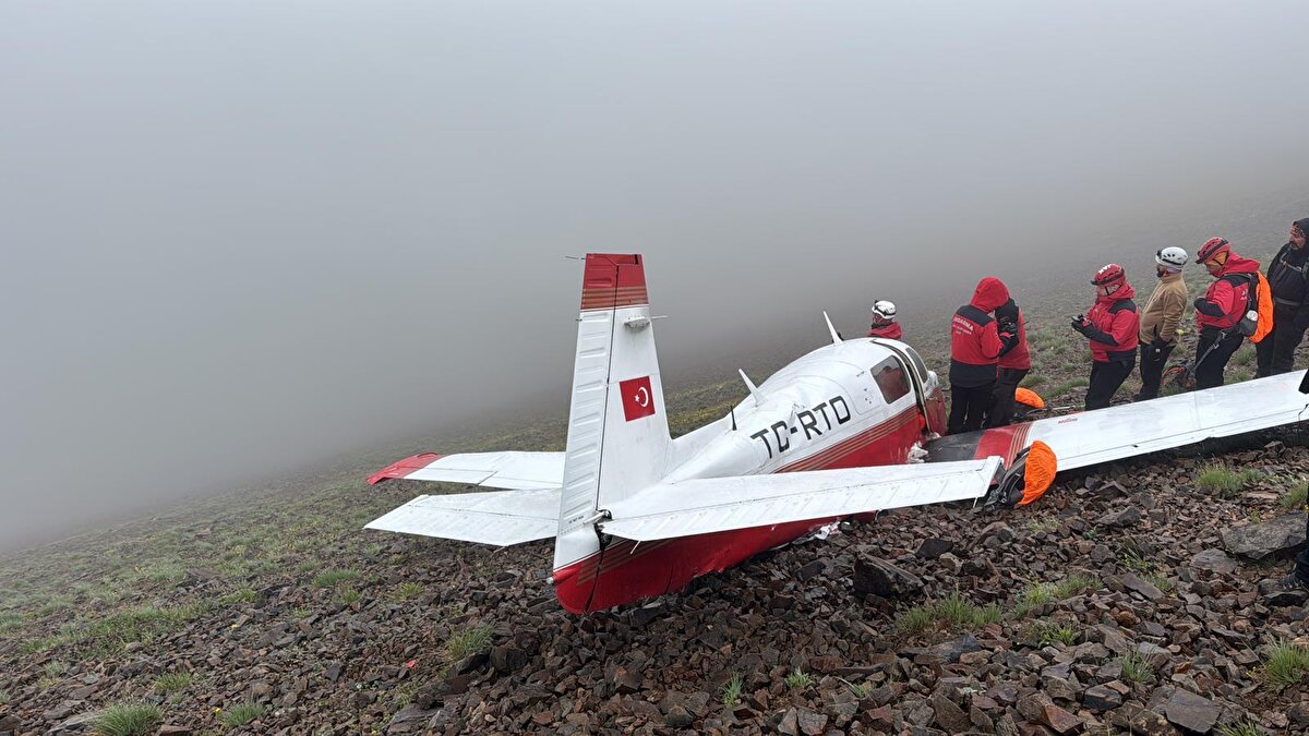 Baydaş, İkizdere ilçesine bağlı Çifteköprü Köyü Camisi misafirhanesinde kurulan kriz merkezinin önünde gazetecilere yaptığı açıklamada, dün akşam saatlerinde 18.00 civarında 112'ye yapılan ihbar üzerine, Eskişehir Sivrihisar'dan kalkıp Rize-Artvin Havalimanı'na inmek üzere yolculuk yapan bir sivil uçağı arama faaliyeti sürdürdüklerini belirtti.