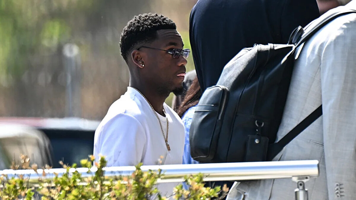 Transfer sezonunu Jhon Duran'ı İstanbul'a getirerek açan Fenerbahçe'de sürpriz ayrılıkların yaşanabileceği de konuşuluyor.