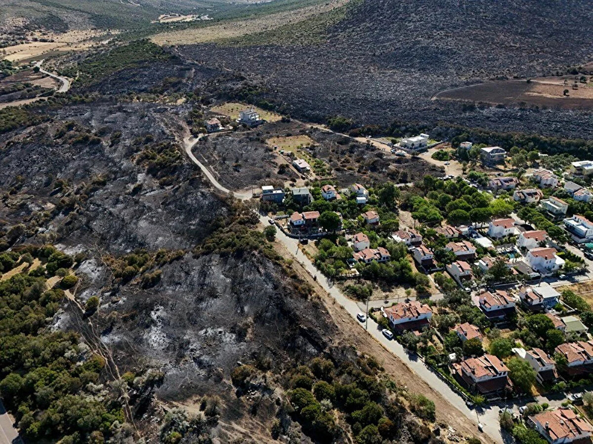 İzmir'in Çeşme ilçesindeki yangın 24 saattiri aşkın süredir devam ediyor.