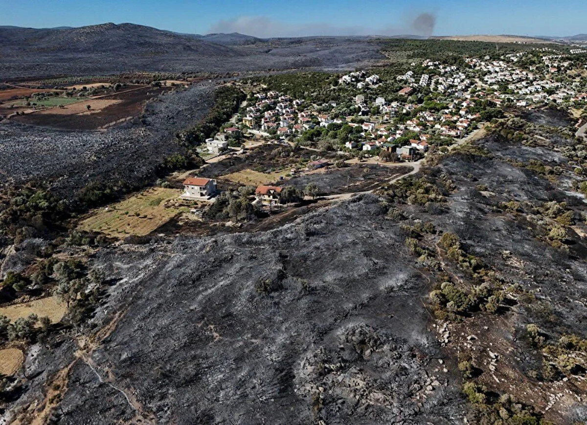 <br>"HER ŞEYİM GİTTİ"<br><br>Mahalle sakinlerinden Hasan Yavuz Aksu da yangın nedeniyle evinin kullanılamaz hale geldiğini belirterek, "Her şeyim gitti. Yem, boru, pompa, saman kullanılacak durumda değil. Her şey yandı. Bir tek hayvanlarım kaldı, o da tesadüfen rüzgarın ters yönünde kalmalarından dolayı. Zeytinlerim, evim yandı. Hiçbir şeyim kalmadı." diye konuştu.<br>