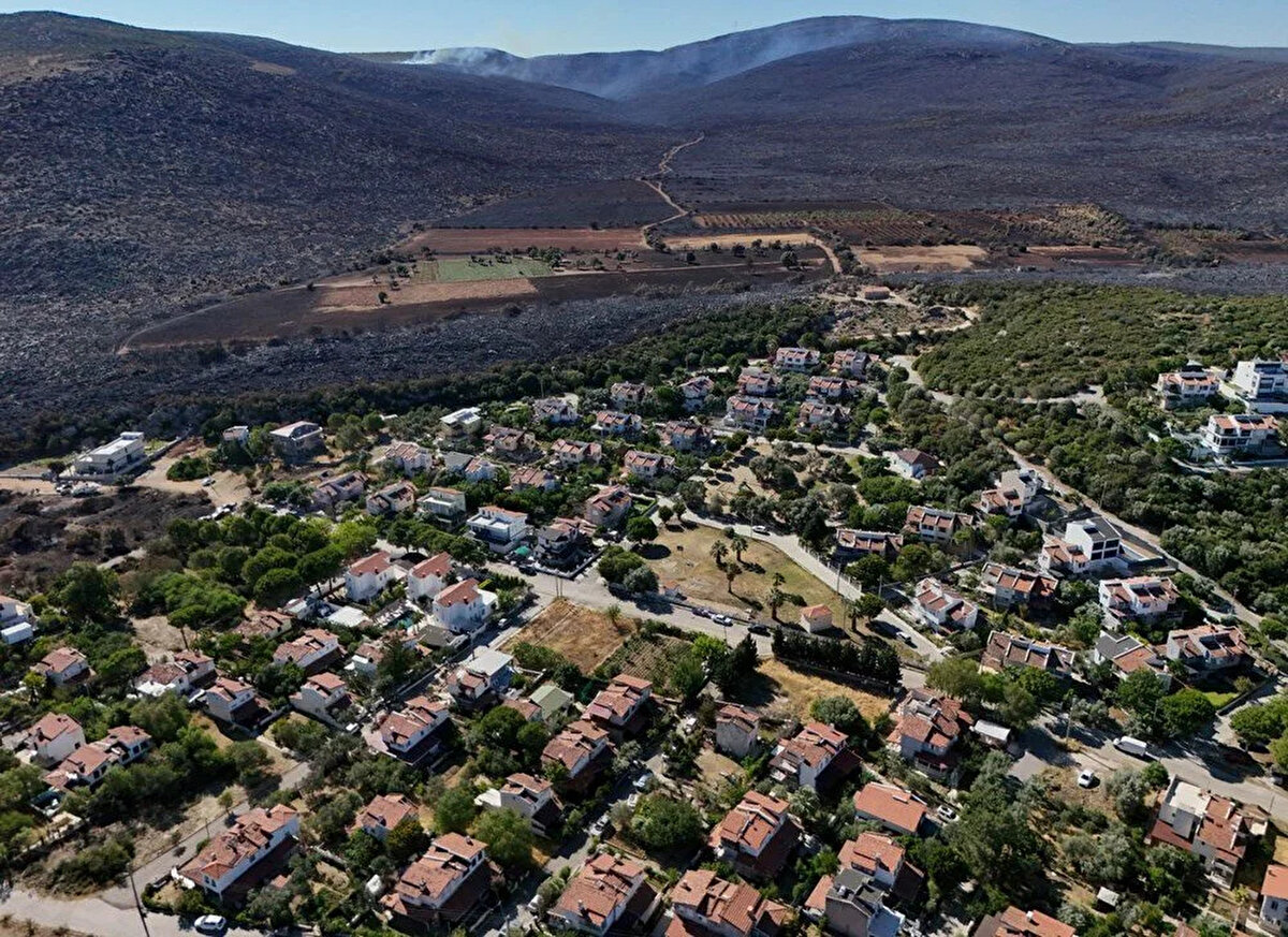 <br><br>Ormanlık alanın alevler nedeniyle siyaha bürünmesi ve yangında hasar alan tarım arazileri drone ile görüntülendi.<br>