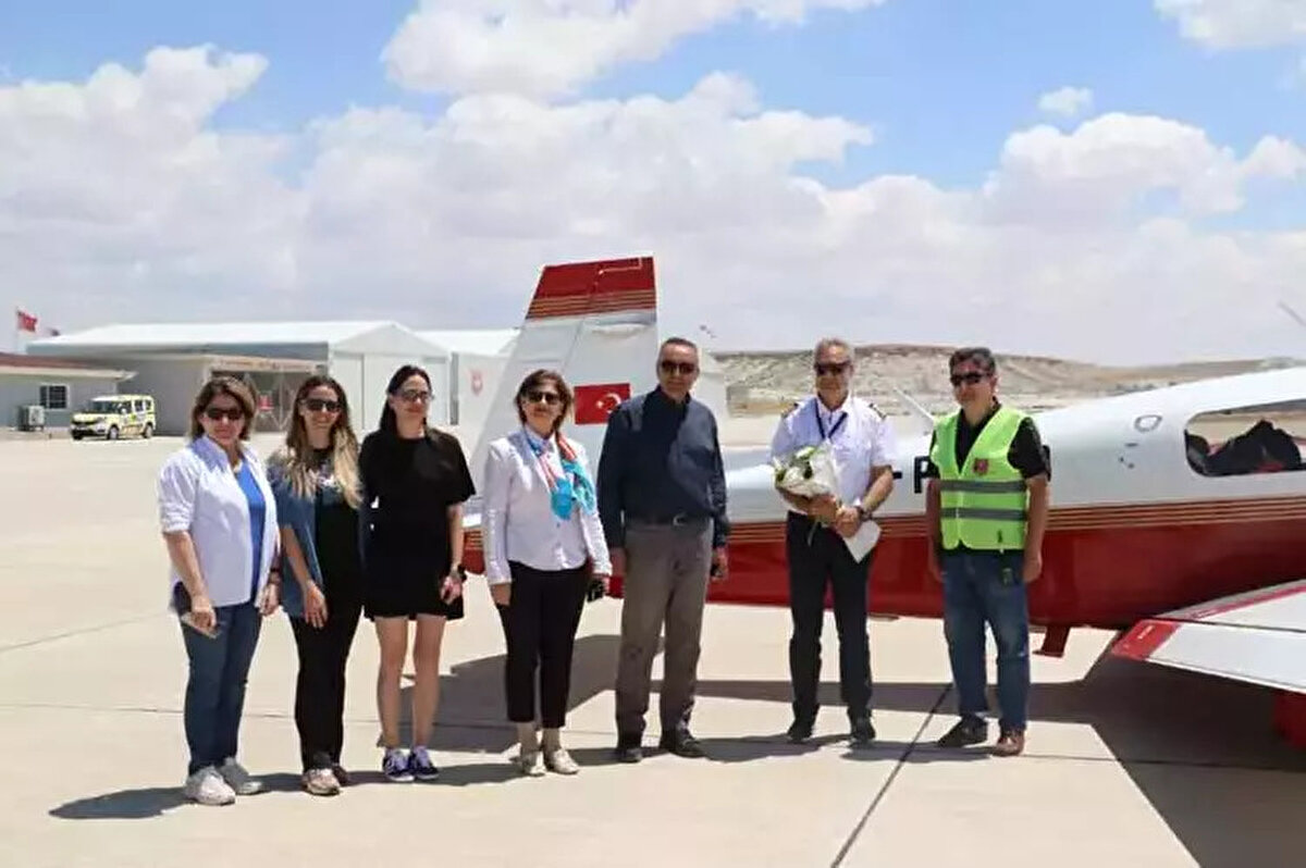 Elektrik mühendisi ve 2008 yılından bu yana amatör pilot olan Mehmet Demirci, dünya turuna çıkmak için yaklaşık 1 yıl önce hazırlıklara başladı. Tur sırasında iniş yapacağı 32 havaalanına ait izinleri geçen cuma günü tamamlayan pilot Demirci, Tekirdağ’ın Çorlu ilçesindeki Atatürk Havalimanı’ndan yanındaki Hicran Kaya ile birlikte M20J tipi tek motorlu uçağıyla havalandı. 