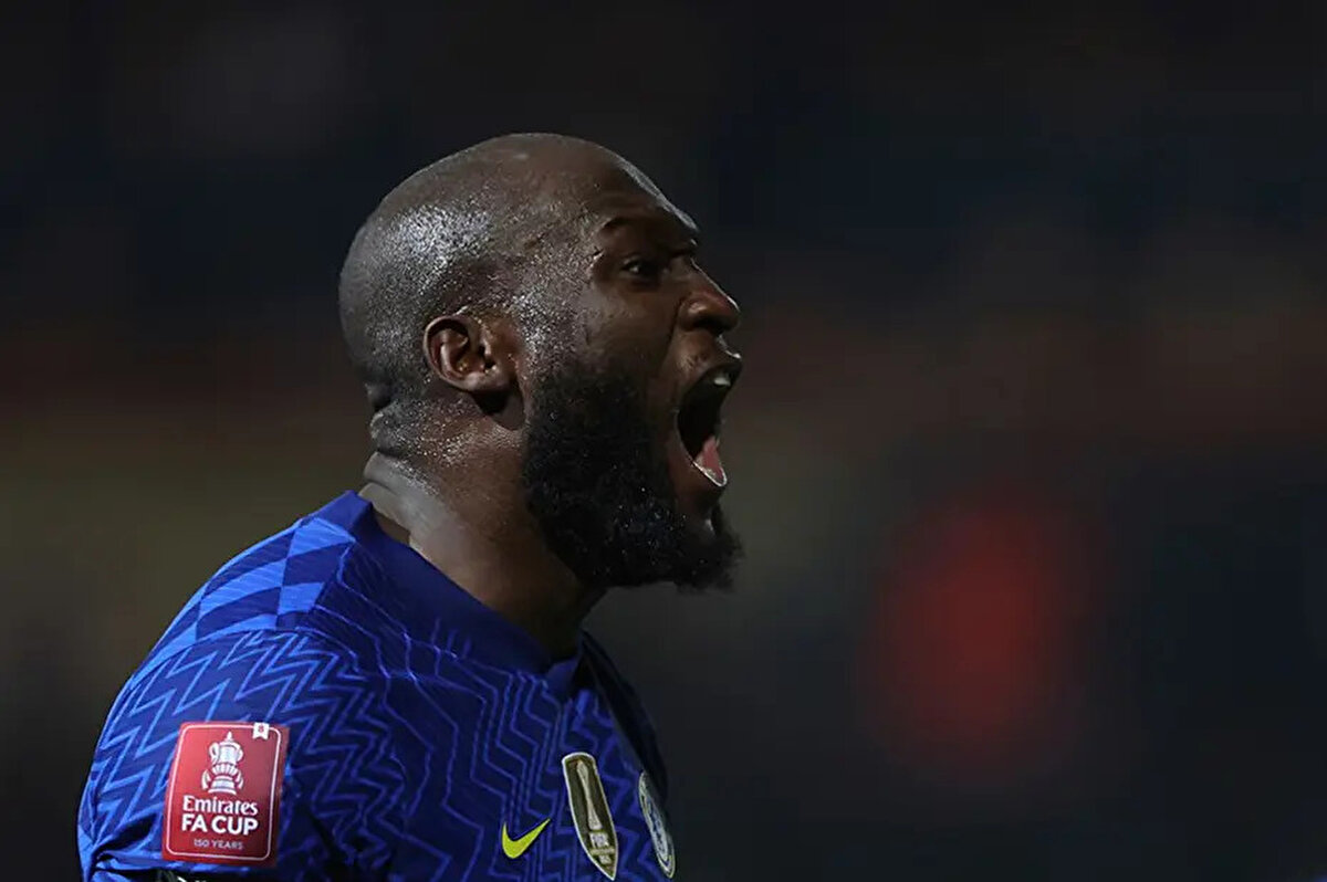 32 yaşındaki golcü yaptığı açıklamada, "Herkese, "Chelsea'ye gidiyorum" demiştim. Ancak aniden Mourinho beni arayıp Manchester United'ın bir teklif yaptığını söyledi." ifadelerini kullandı.<br>