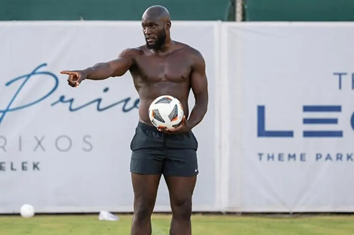 Lukaku yaptığı açıklamada, Everton forması giydiği dönemde herkese Chelsea'ye transfer olacağını söylediğini ancak sonra Mourinho'dan gelen telefonla işlerin renginin değiştiğini belirtti.<br>