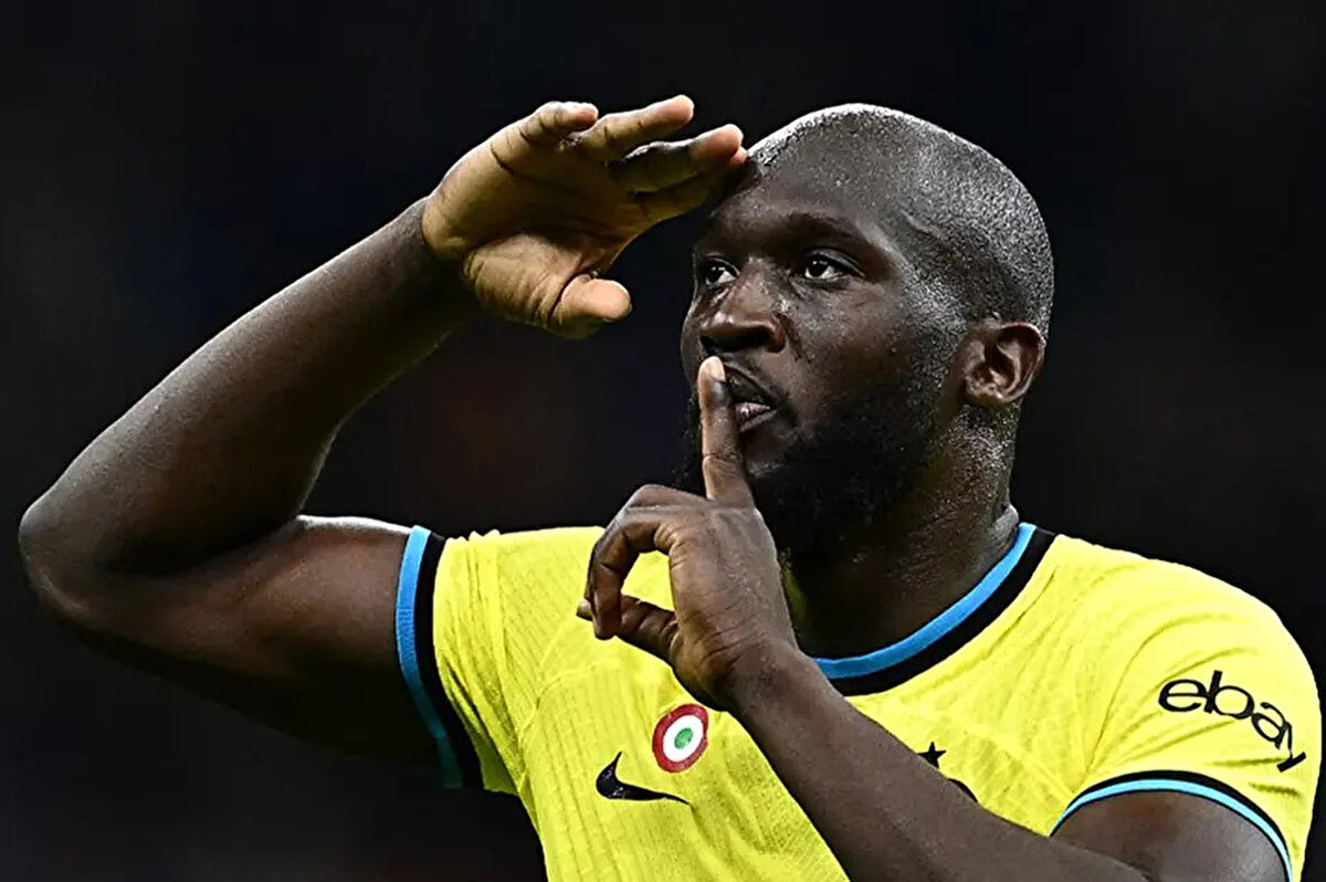 Kariyerinde birçok dünya devinin formasını giyen Napoli'nin yıldızı Romelu Lukaku çarpıcı açıklamalarda bulundu. Belçikalı golcü, Koolcast Sport podcastine verdiği röportajda Mourinho ile ilgili de bir anısını anlattı.<br>
