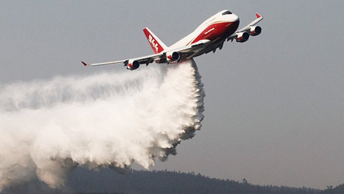 747 Supertanker, modifiye edilmiş bir Boeing 747 yolcu uçağına dayalıdır ve 20 dakikadan daha kısa sürede boşaltma yaparak geniş alanlarda etkili bir yangın söndürme operasyonu gerçekleştirebilir.