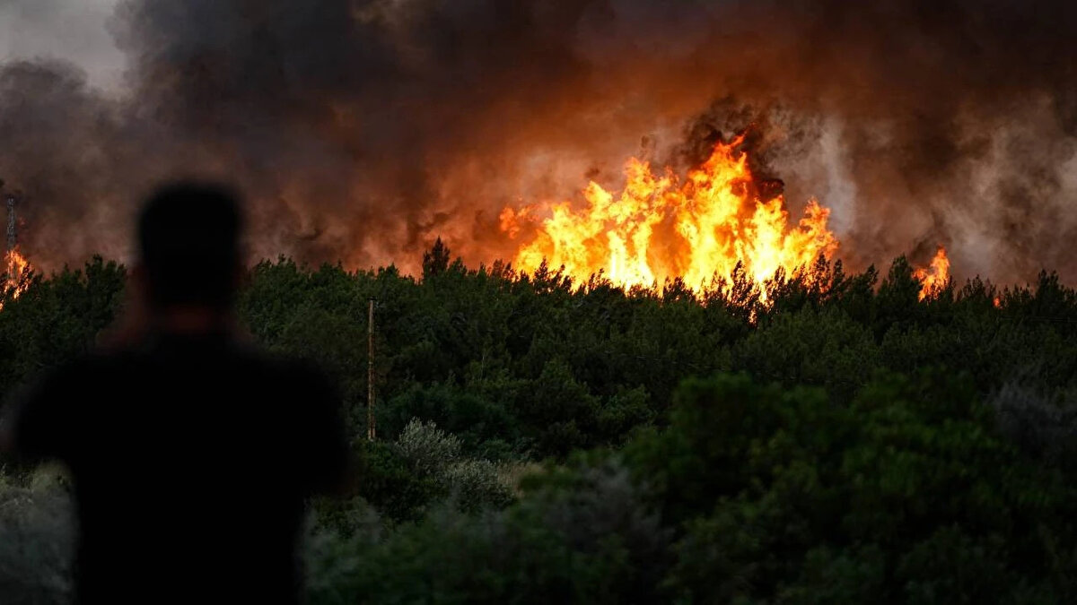 Son günlerde Türkiye’nin birçok noktasında çıkan orman yangınları, havadan müdahale araçlarının ne kadar etkili olduğu sorusunu beraberinde getirdi. Özellikle İzmir’in Ödemiş ilçesinde başlayan ve yerleşim yerlerine kadar ulaşan yangın ile Çeşme'deki yangının ardından kamuoyunda, “Türkiye’de kaç tane yangın söndürme uçağı var?” ve “Dünyanın en büyük yangın söndürme uçağı kaç ton su taşır?” gibi sorular gündeme geldi.