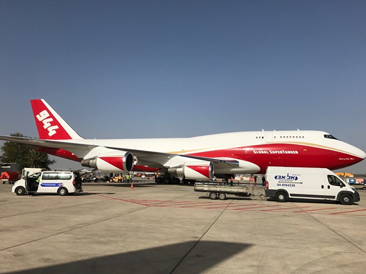 En büyük uçak 74 ton su taşıyor<br><br>Dünyanın en büyük yangın söndürme uçağı olan Boeing 747 Supertanker, yaklaşık 74 ton su taşıyabiliyor. Bu miktar, küçük ve orta ölçekli uçakların taşıdığı kapasitenin neredeyse 25 katına denk geliyor. Ancak her yangın için bu tip uçaklara ihtiyaç duyulmaz. Türkiye, daha hızlı kalkış yapabilen, daha esnek manevra kabiliyetine sahip ve yerleşim alanlarına yakın bölgelere iniş yapabilen uçakları tercih ediyor.