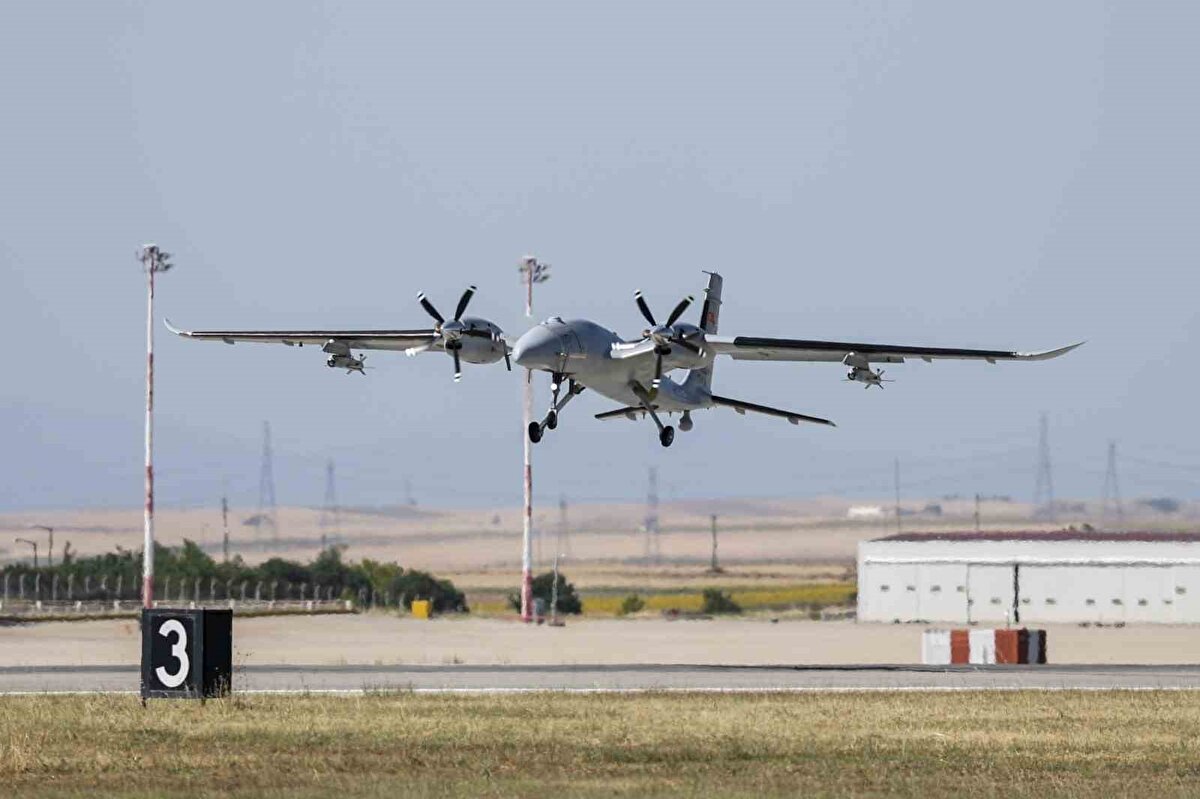 Dün gerçekleştirilen testte Bayraktar AKINCI TİHA, Çorlu ve Keşan’daki Uçuş Eğitim ve Test Merkezleri’nin koordinesinde kanat altında taşıdığı 2 adet KEMANKEŞ 1 füzesiyle havalandı. Test faaliyeti kapsamında KEMANKEŞ 1’in seyir, dalış ve atış kabiliyetleri bir kez daha sınandı. Tets kapsamında yer hedefine yönelik atışlar gerçekleştirildi. Baykar tarafından geliştirilen yapay zekâ destekli hedefleme sistemi sayesinde KEMANKEŞ 1 füzeleri, belirlenen yer hedefini tam isabetle imha etti. Testin görüntüleri ise havada bulunan Bayraktar TB2 SİHA tarafından çekildi.