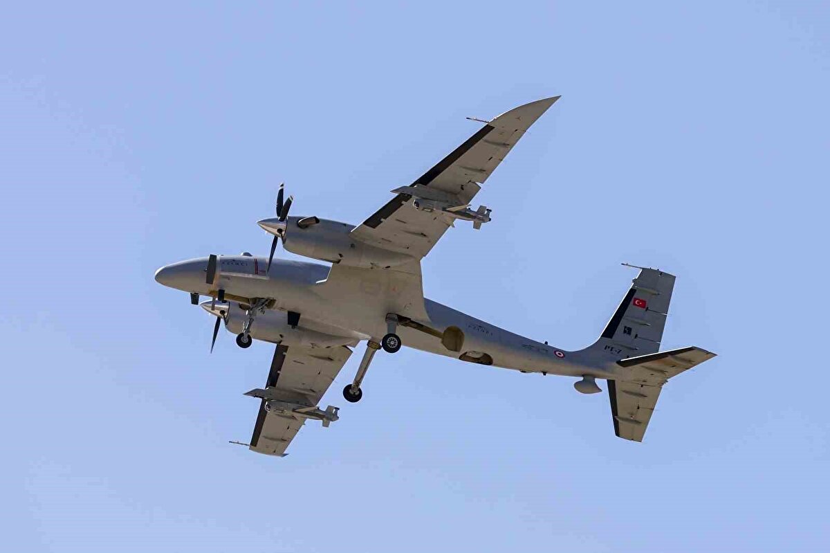 Baykar tarafından geliştirilen yüksek teknoloji ürünü yapay zeka tabanlı insansız sistemler kritik testleri başarıyla tamamlamayı sürdürüyor. Bu kapsamda geçtiğimiz hafta Bayraktar AKINCI TİHA’dan ilk kez ateşlenen KEMANKEŞ 1 Yapay Zeka Tabanlı Mini Akıllı Seyir Füzesi, zorlu bir senaryoda gerçekleştirilen hava hedefi imha görevini başarıyla tamamlamıştı. Dün yapılan testte ise bu kez yer hedefleri tam isabetle vuruldu.