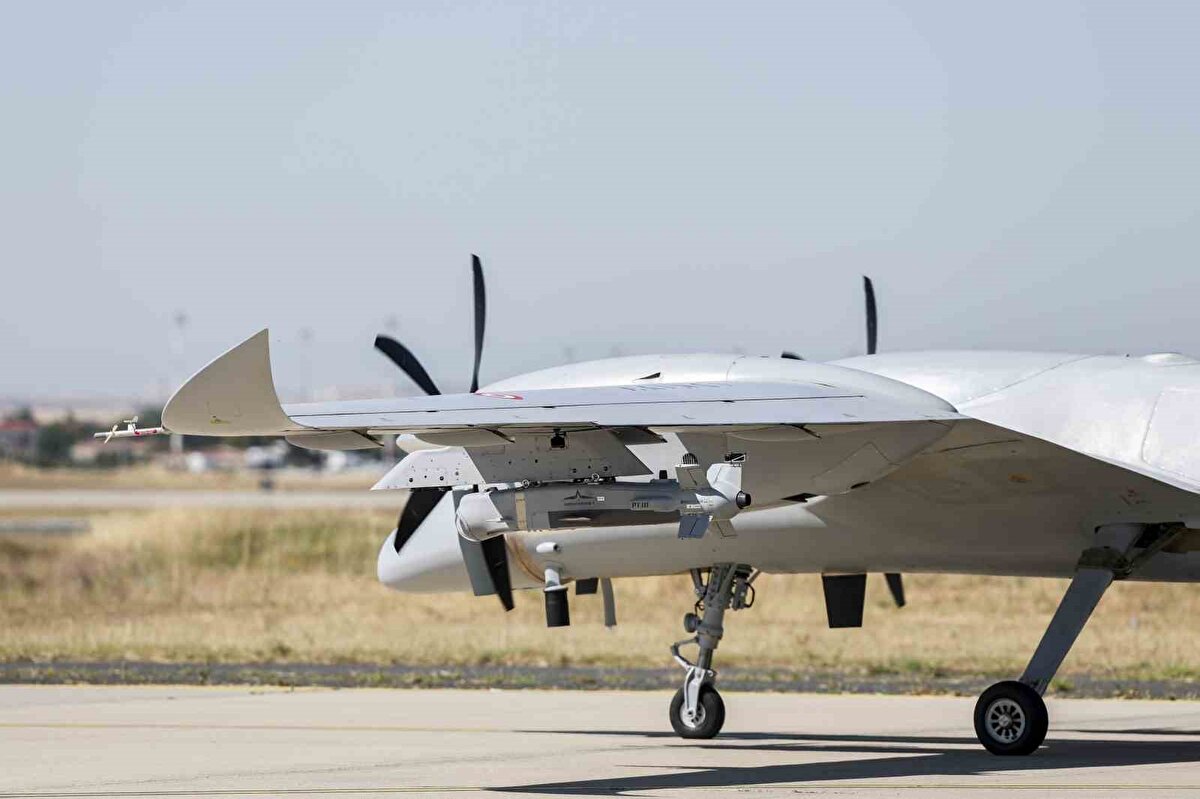 KEMANKEŞ 1, Baykar’ın milli ve özgün olarak geliştirdiği Bayraktar AKINCI TİHA, Bayraktar TB2 SİHA ve Bayraktar TB3 SİHA’ya entegre edilerek görev yapacak. Havada 30 dakikadan fazla kalabilen mini akıllı seyir füzesi, sahip olduğu jet motoru sayesinde süratle yol alarak düşman hattı gerisindeki en riskli hedeflere karşı etkinlik gösterebilecek. 200 kilometre görev menziline sahip KEMANKEŞ 1, yapay zekâ destekli optik güdüm sistemi sayesinde hedefini tanıyarak zorlu hava şartlarında dahi tam isabetle imha kabiliyetine sahip olacak.