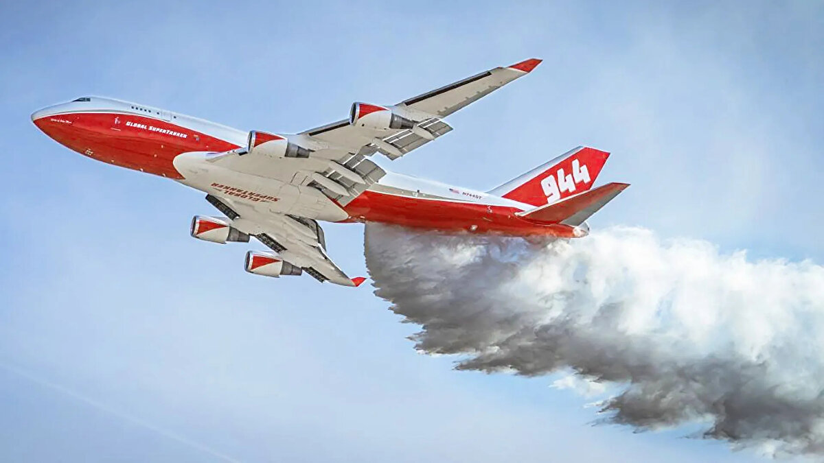 Yangınla mücadelede kullanılan başlıca hava araçları şöyle:<br><br>Hava Tankerleri: Geniş kapasiteli, genellikle modifiye edilmiş kargo uçaklarıdır. Boeing 747 Supertanker ve C-130 Hercules gibi modeller bu sınıfa girer.