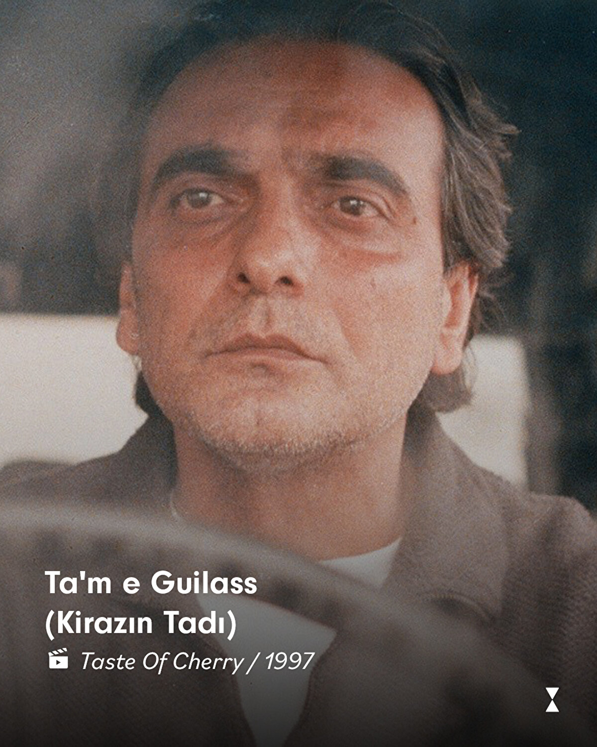 Gerçekle kurmacayı ustalıkla harmanlayarak izleyicisini bir seyirci olmaktan çıkarır, düşünmeye ve sorgulamaya davet eder. O, sinemanın sadece bir anlatı değil bir varoluş biçimi olduğuna inanır.