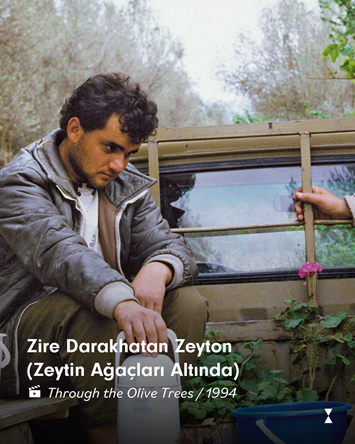 Onun izinden giden Jafar Panahi, Bahman Ghobadi ve daha niceleri, İran sinemasının dünyaya açılan kapıları oldular. Kiyarüstemi, yalnızca filmler yapmadı; bir bakış açısı, bir duyarlılık biçimi, bir tarz bıraktı geriye.