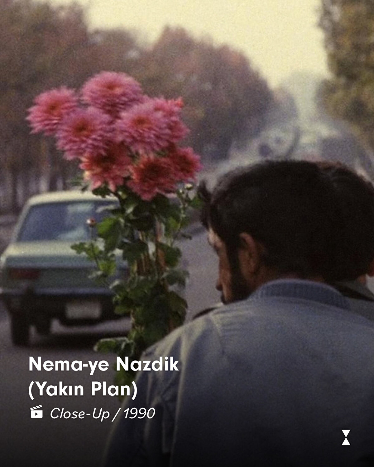 Kiyarüstemi filmlerinin özelliği<br><br>Kiyarüstemi’nin sineması; gösterişten uzak, hayatın içinden anlatılarla örülüdür. Kamera onun elinde bir göz değil bir kalp gibi işler; doğayı, sessizliği, bakışı ve bekleyişi anlatır.