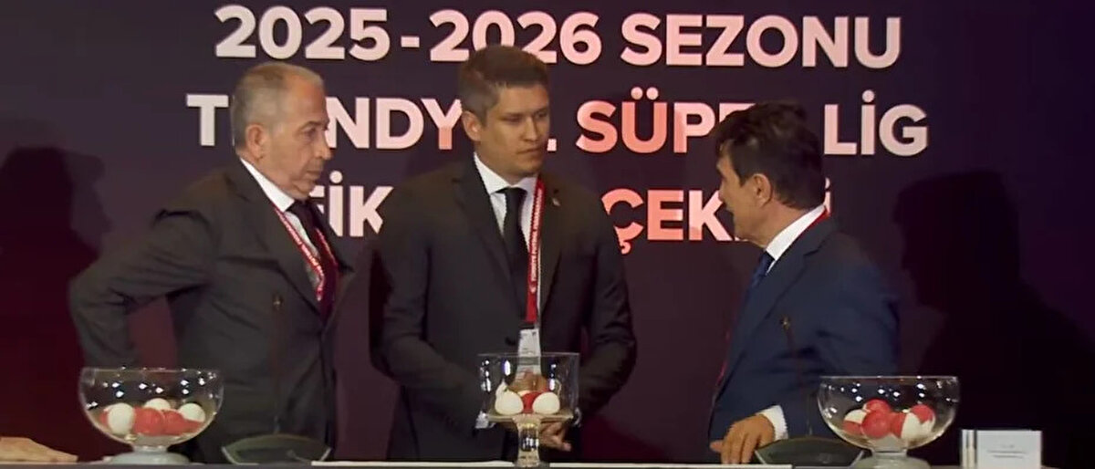 Süper Lig'de 8 Ağustos'ta başlayacak 2025/2026 sezonunun fikstürü belli oldu. Fikstür için gerçekleştirilen kura çekiminde sahneye Galatasaray, Fenerbahçe ve Beşiktaş'ın yöneticileri davet edildi.<br>