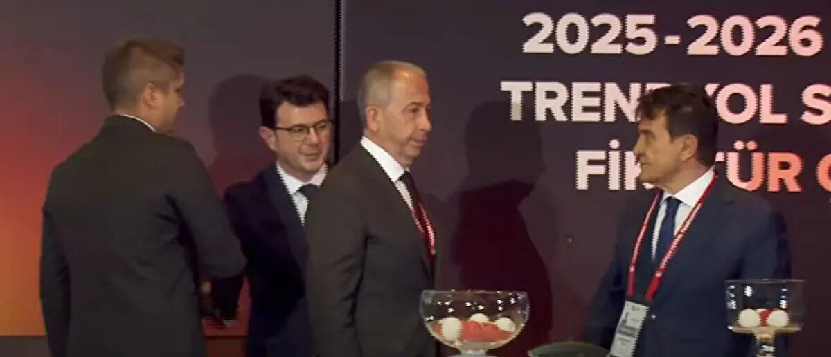 Metin Öztürk ile Hulusi Belgü arasındaki soğukluk kameralara yansırken ikilinin tokalaşmaması dikkat çekti.<br>