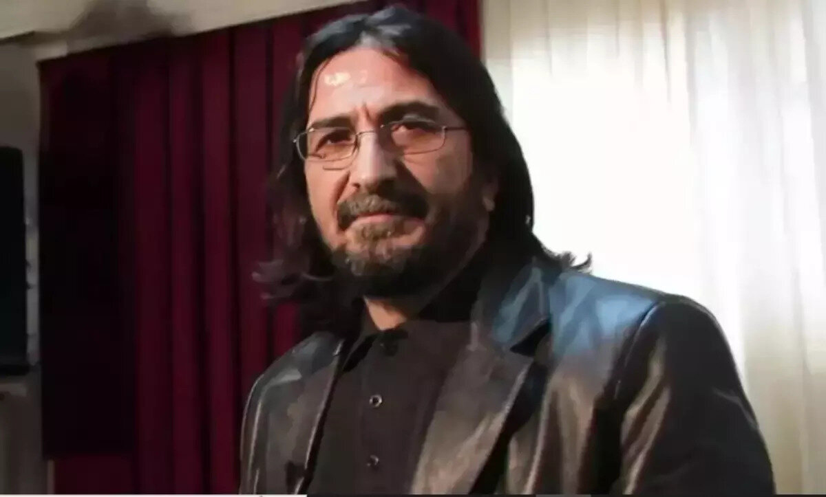 Üniversite sonrası meslek hayatına Sağlık Bakanlığı bünyesindeki Ankara Rehabilitasyon Merkezi’nde başladı, ardından Kültür Bakanlığı’nda çalıştı. Toplamda dokuz yıl devlet memuru olarak görev yaptı. Gençlik dönemlerinden itibaren medya sektöründe de aktif olan Genç, çeşitli gazete ve dergilerde teknik işler üstlendi. Bu süreçte Bağımsız, Kırmızı-Beyaz gibi siyasi içerikli dergilerde ve Leman dergisinde yazıları yayımlandı. Kısa bir süreliğine Akşam gazetesinde köşe yazarlığı yaptı. 2008 yılının Eylül ayında Leman dergisine döndü, aynı yılın Aralık ayında ise Aydınlık dergisinde “Bir Soru - Bir Cevap” başlıklı köşesiyle güncel konuları değerlendirmeye başladı.