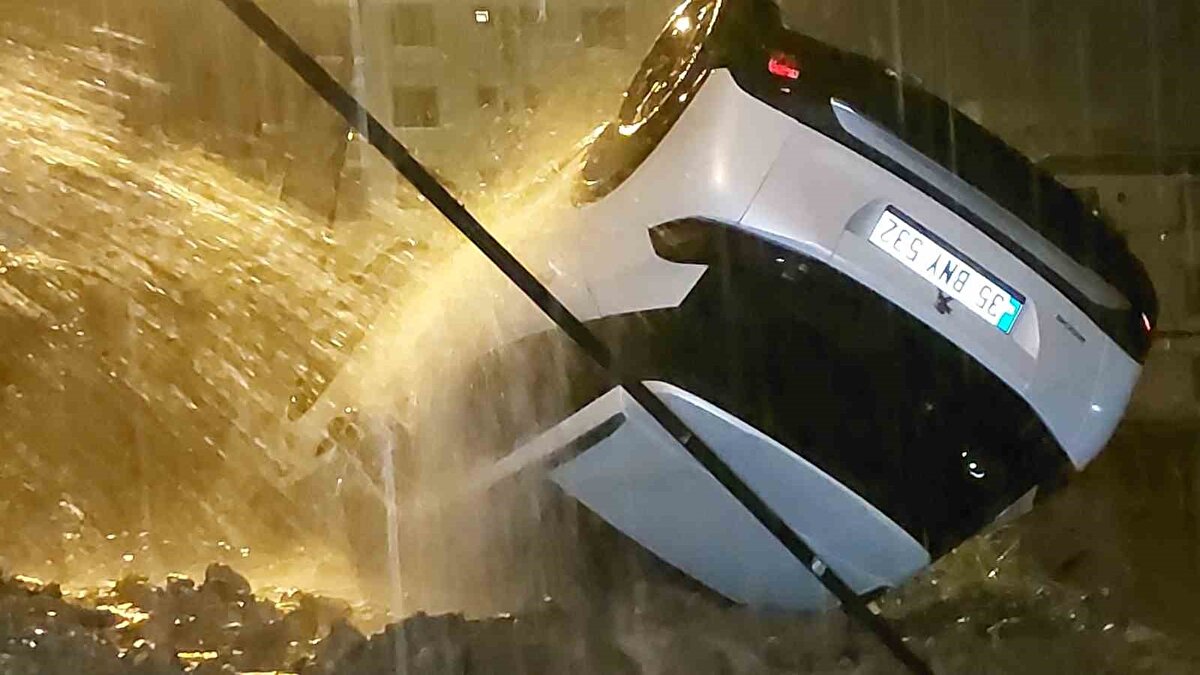  Sitenin otoparkında bulunan istinat duvarı, sel sularına dayanamayarak park halindeki 3 aracın üzerine devrildi.
