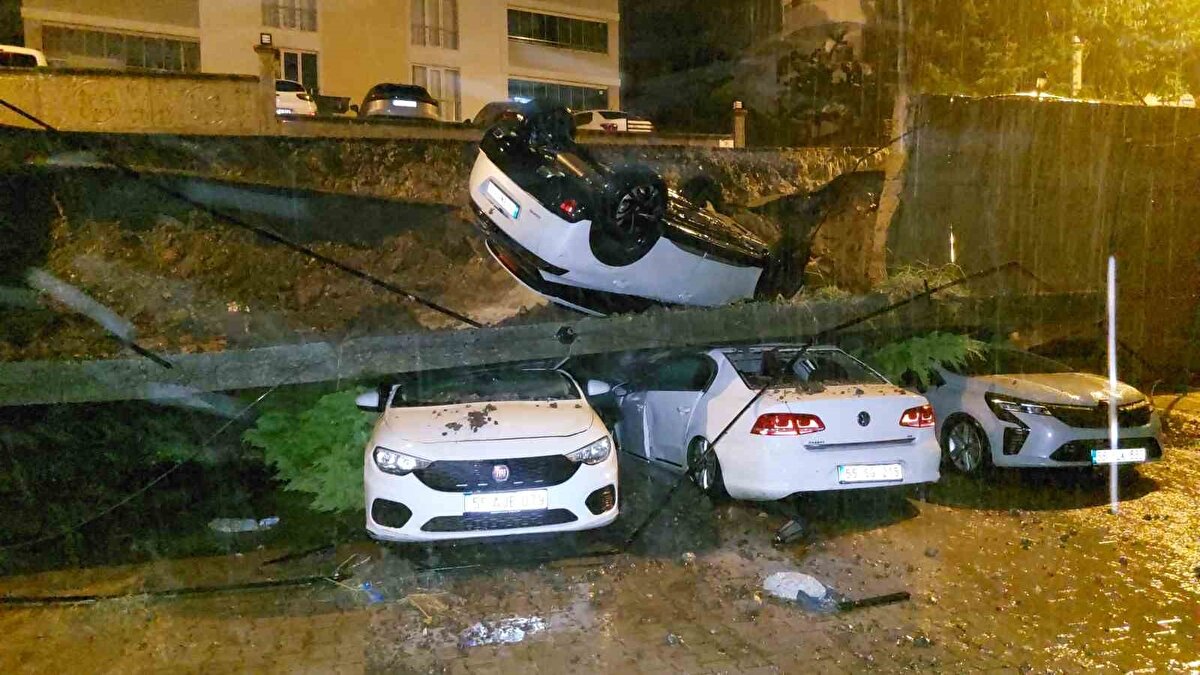 Araçlar duvarın altında kalarak hurdaya döndü. İstinat duvarının yıkılması ile yol da çöktü ve yol kenarında bulunan park halindeki otomobil de yoldan aşağı devrilerek büyük zarar gördü. 