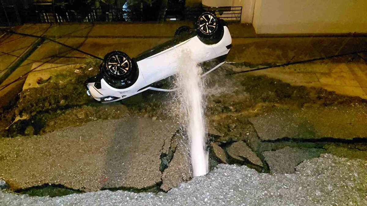 Yolun çökmesi sonucu şebeke suyu da patlayıp devrilen aracın üzerine fışkırdı. 