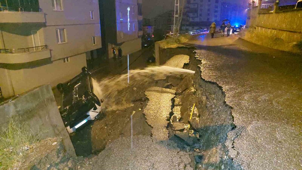 Site sakinlerinden Yılmaz Kızıl, "Samsun’daki şiddetli yağıştan dolayı arabalar istinat duvarının altında kaldı. Sese uyandık, kalktık. Şu an 4 araba pert olmuş durumda. Cana gelmedi ama büyük maddi zarar var" dedi.