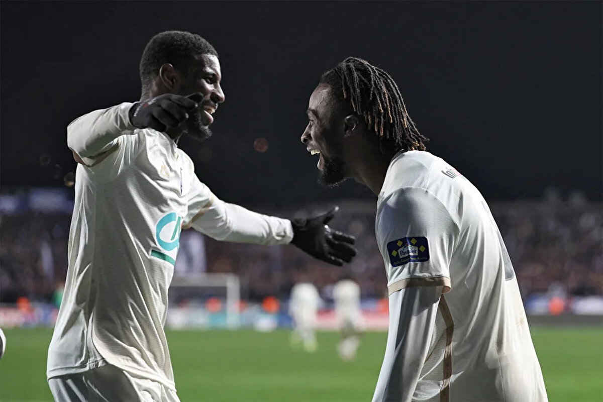 Sözcü'de yer alan habere göre, Jose Mourinho, Guessand ile bir telefon görüşmesi gerçekleştirdi ve "Seni Jhon Duran ile birlikte oynatmayı planlıyorum" dedi.<br>