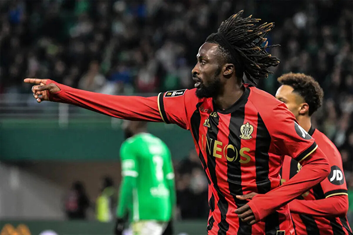 24 yaşındaki futbolcunun Fenerbahçe'ye transferinin önündeki tek engelin Nice'in 35 milyon euroluk bonservis talebi olduğu belirtildi.<br>