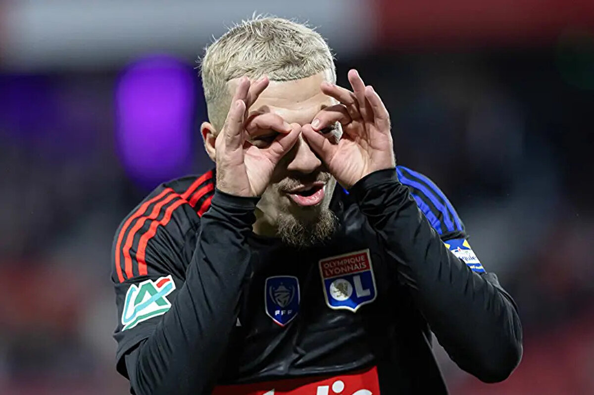 Leroy Sane sonrası transfer çalışmalarını sürdüren Galatasaray'da Barış Alper Yılmaz sonrası hedef, Lyon forması giyen Mikautadze olduğu iddia edildi.