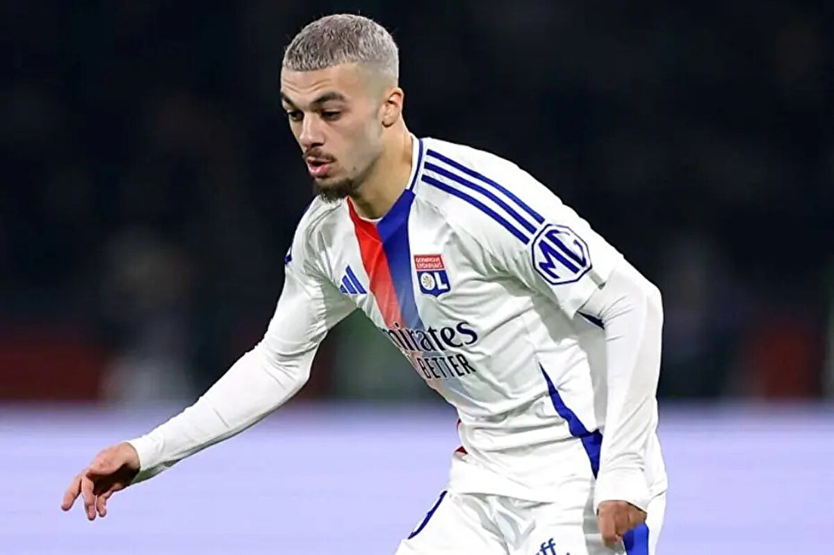 Lyon'la temasa geçen Galatasaray, Fransız kulübünün içinde bulunduğu kötü mali durumu kendi avantajına çevirecek. Piyasa değeri 22 milyon euro olan 24 yaşındaki futbolcu geçen sezon görev aldığı 47 maçta, 17 gol ve 11 asistlik skor katkısı verdi.<br>