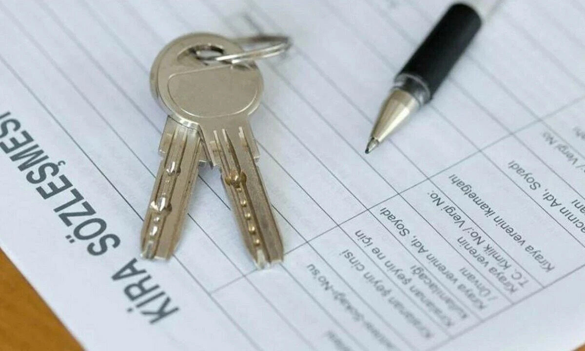 Temmuz 2025 konut kira artışı ne kadar oldu?<br><br>Temmuz 2025 konut kira artış oranı, tüm kiracılar için geçerli olan TÜFE 12 aylık ortalaması olan %43,23 seviyesinde uygulanacak. 1 Temmuz 2024 tarihinde yürürlükten kaldırılan yüzde 25'lik zam sınırı sonrası artık sadece enflasyon baz alınarak kira zammı yapılabiliyor. Bu kapsamda, konut sahipleri 43,23’lük zam oranını aşamaz ancak bu oranın altında bir artış yapabilir.