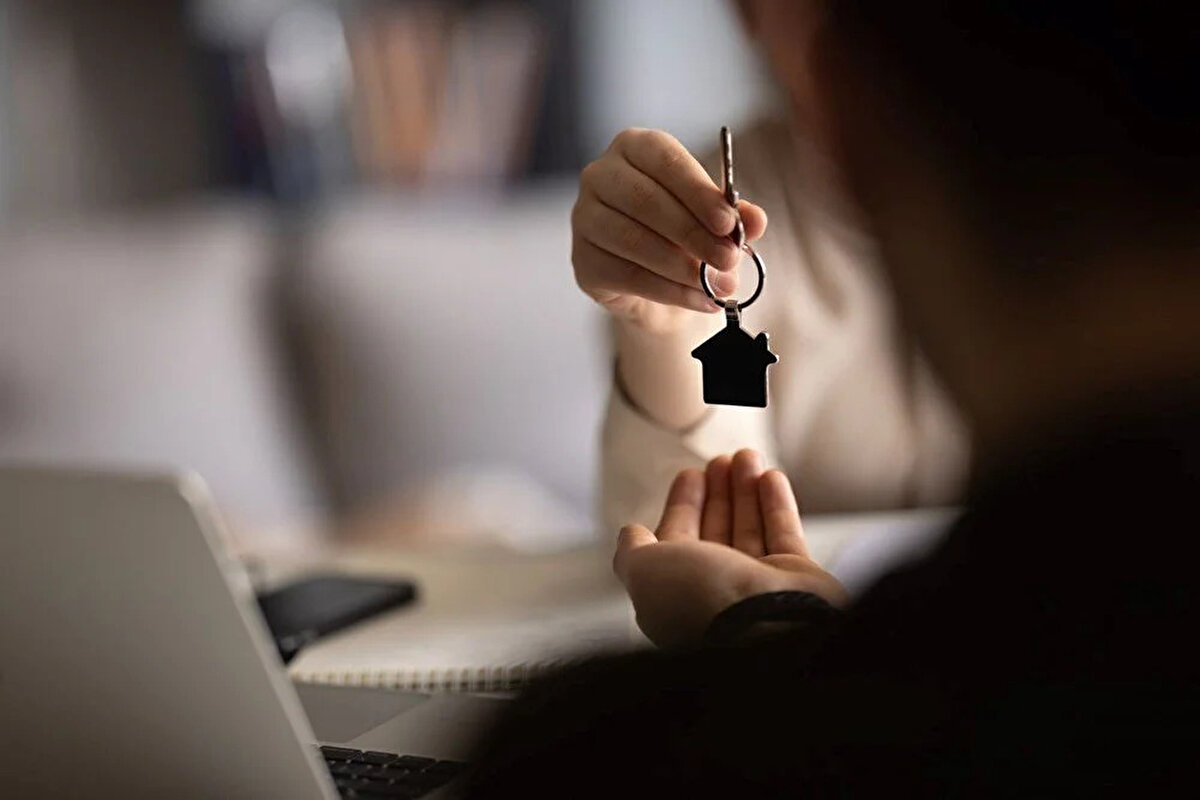 Temmuz 2025 kira artış oranı ile yeni dönem başladı<br><br>TÜİK’in enflasyon verilerine göre belirlenen Temmuz 2025 kira zammı, yüzde 43,23 olarak açıklandı. Bu oran, hem ev sahiplerini hem de kiracıları yakından ilgilendiriyor. Özellikle kira kontrat süresi bu ay dolanlar için yeni kira bedelinin doğru hesaplanması büyük önem taşıyor. Artık zam oranları sadece TÜFE 12 aylık ortalaması dikkate alınarak belirleniyor. Kiracı ve mülk sahiplerinin yasal haklarını bilerek hareket etmeleri, olası anlaşmazlıkların önüne geçilmesini sağlar.