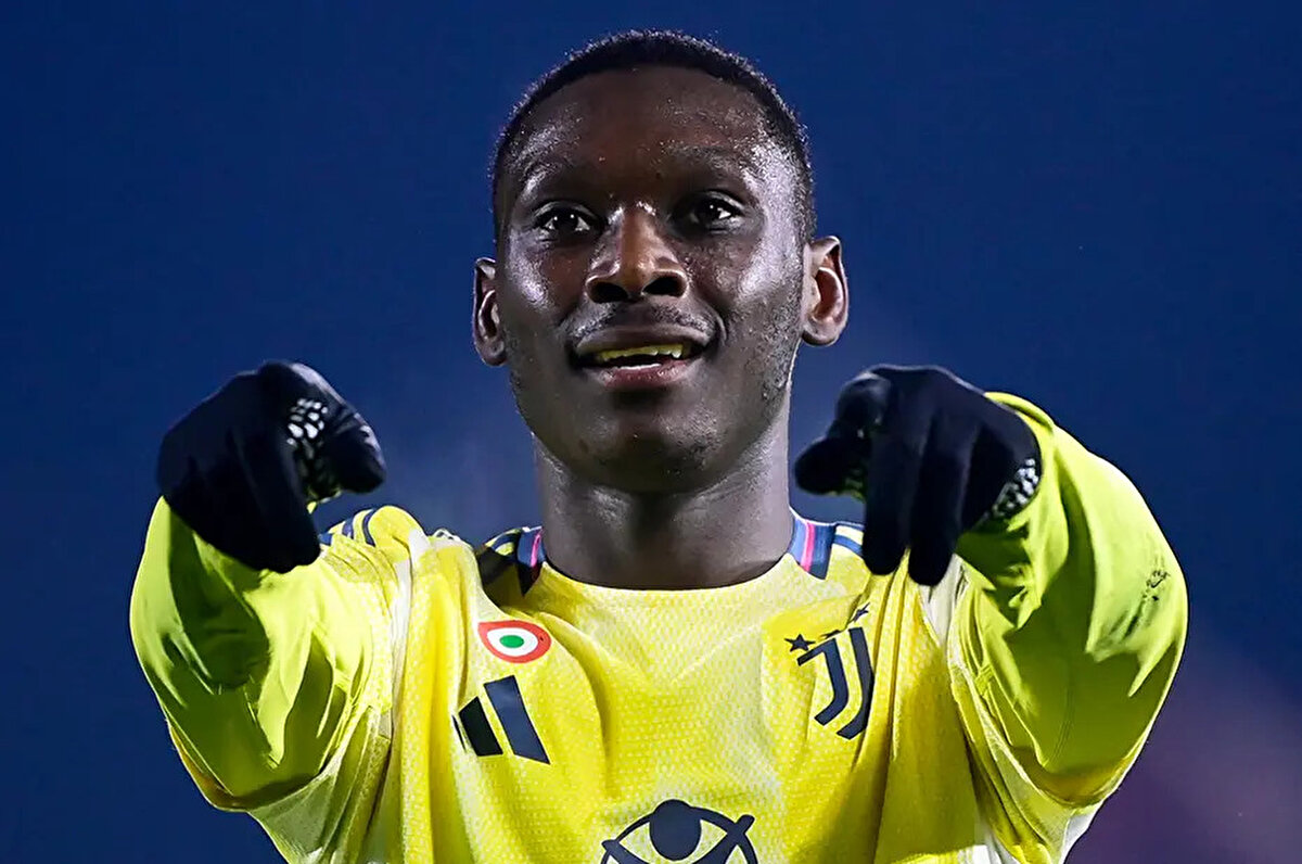 Kolo Muani'nin ise Juventus'ta kalmaya istekli olduğu ancak oyuncu için Chelsea'nin devreye girmesiyle durumun karmaşıklaştığı kaydedildi.<br>