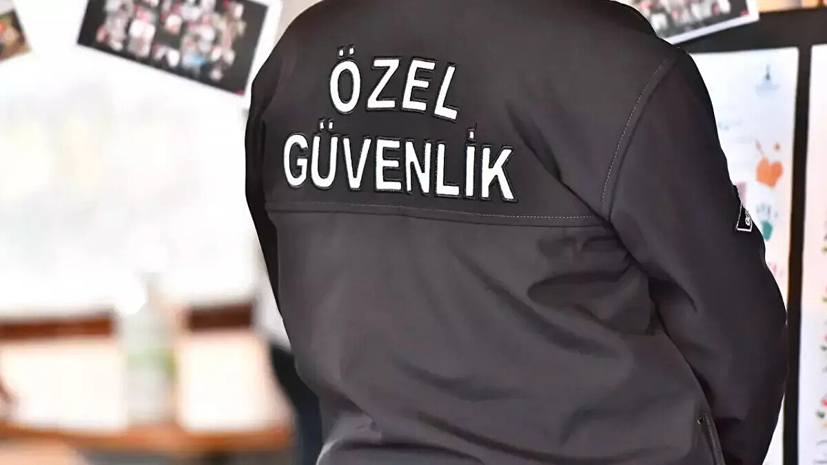 Yenileme eğitimi en az 60 saat olacak<br><br>Özel güvenlik görevlileri için daha önce 60 saat olarak belirlenen yenileme eğitimi artık "en az 60 saat" olarak uygulanacak. Ayrıca eğitimlerde devam zorunluluğu da artırıldı. Adaylar her dersin yüzde 75'ine katılmak zorunda olacak; yüzde 25'ten fazla devamsızlık yapanlar o dersi tamamlamamış sayılacak. Eğitim programını bir yıl içinde tamamlamayanların ise kursla ilişiği kesilecek.