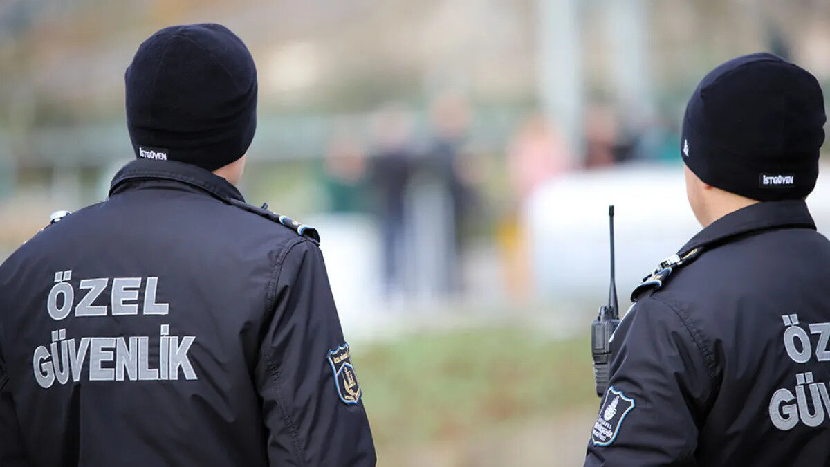 Resmi Gazete'de yayımlanan yönetmelik değişikliğiyle özel güvenlik sektöründe köklü bir dönüşüm başlatıldı. Özel Güvenlik Hizmetlerine Dair Kanun'un uygulanmasına ilişkin yönetmelikte yapılan düzenlemeyle, eğitimlerde taban ücret uygulamasına geçilirken, ders saatleri ve sınav yapıları da yeniden şekillendirildi.