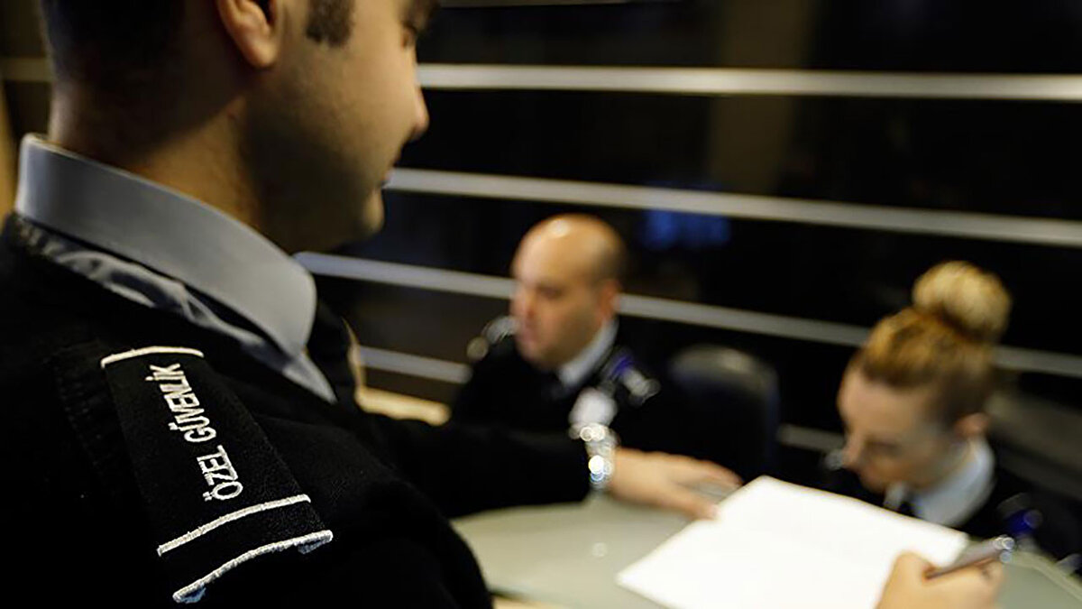 Eğitimde alt sınır belirlendi<br><br>Yeni düzenlemeyle birlikte, özel güvenlik temel, yenileme ve alan eğitimleri için taban ücret uygulaması devreye girdi. Bundan böyle özel güvenlik eğitim kurumları, belirlenen ders saati başına taban ücretin altında kayıt yapamayacak. Bu ücret, her yıl ocak ayında, eğitim maliyetleri ile il ve ilçelerin ekonomik koşulları dikkate alınarak oluşturulan komisyon tarafından belirlenecek ve 1 Şubat itibarıyla yürürlüğe girecek.