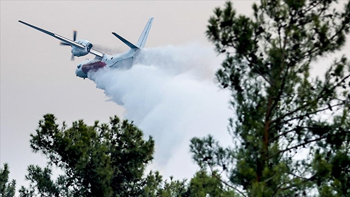 Türkiye yangınlara karşı daha hazırlıklı<br><br>“Türkiye'de kaç tane yangın söndürme uçağı var 2025” sorusu, aslında Türkiye’nin yıllar içinde bu alanda katettiği mesafeyi de ortaya koyuyor. Orman yangınlarıyla mücadele artık sadece arazöz ve hortumla değil; uçaklar, helikopterler, İHA’lar, yapay zeka sistemleri ve gönüllü ordusuyla yapılıyor. Türkiye yangın söndürme filosu, her geçen yıl güçlenmeye devam ederken, doğal zenginliklerin korunması için tüm imkanlar seferber ediliyor.