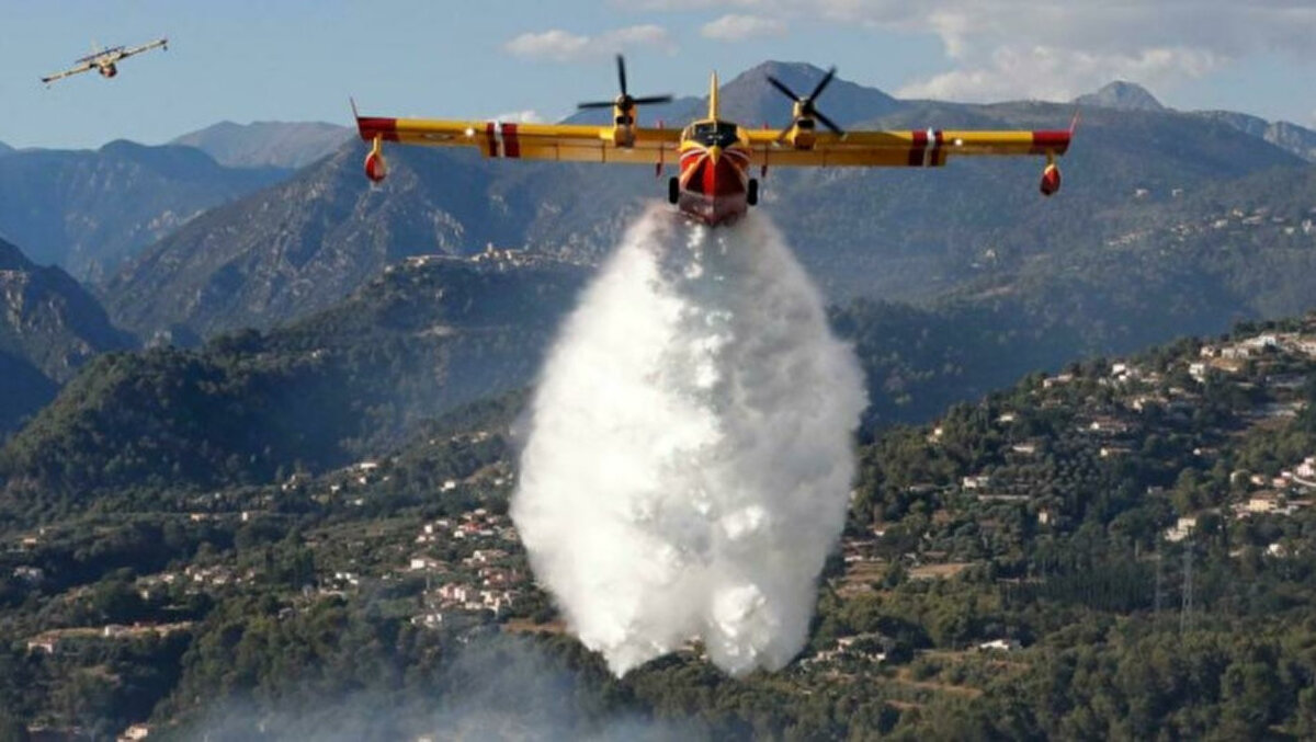 Türkiye, son dönemde özellikle hava filosuna yaptığı yatırımlar, teknolojik altyapı ve insan kaynağıyla bu sorulara olumlu yanıt veriyor. 2025 yılı itibarıyla ulaşılan 27 yangın söndürme uçağı ve 105 helikopter, hem geniş alanlara hızla müdahale edilmesini sağlıyor hem de yangının yayılmasını engellemede kilit rol oynuyor.