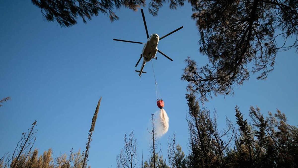Türkiye’nin yangın söndürme filosunda neler var?<br><br>2025 itibarıyla Türkiye’nin orman yangınlarıyla mücadele kapasitesi şu şekilde:<br><br>Hava gücü: Uçak ve helikopter filosu<br><br>2002 yılında yalnızca 73 tonluk havadan su atma kapasitesine sahip olan Türkiye, bugün 27 uçak ve 105 helikopter ile toplam 438 ton su atma kapasitesine ulaştı. Bu uçakların arasında yangın söndürme amacıyla özel olarak geliştirilen OTAĞ yüksek teknolojili yönetim uçağı da yer alıyor. Ayrıca, 3 Mayıs 2023’te TUSAŞ üretimi Sikorsky T70 helikopterler, Air Tractor yangın uçakları ve keşif uçakları Orman Genel Müdürlüğü filosuna katıldı.