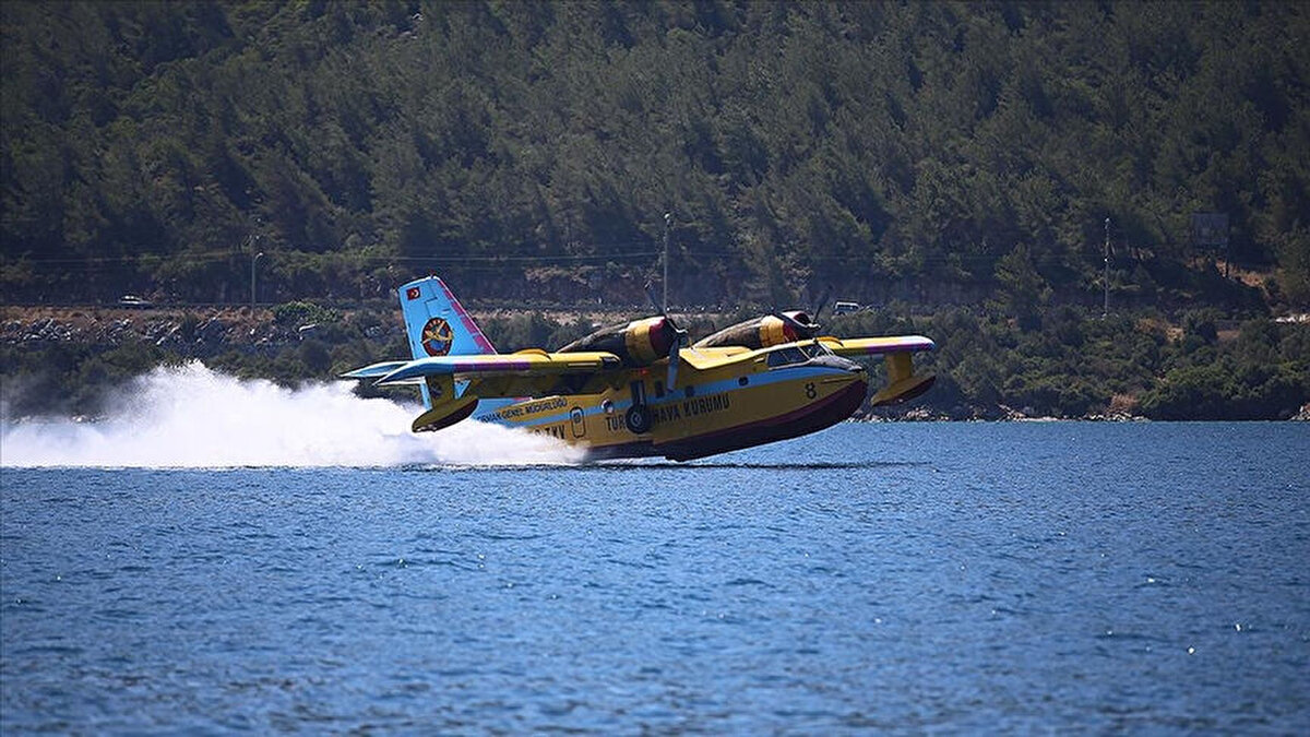 İnsansız hava araçları (İHA)<br><br>Yangınların erken tespiti ve anlık gözetimi için kullanılan İHA’lar konusunda Türkiye, Avrupa’da 1’inci, dünyada ise 2’nci sırada yer alıyor. Şu anda 14 İHA, yangın gözetimi amacıyla aktif olarak görev yapıyor.<br><br>Yangın tespit süresi: 2 dakika<br><br>Türkiye genelinde 184’ü yapay zekâ destekli olmak üzere toplam 776 gözetleme kulesi bulunuyor. Bu kulelerde kullanılan sistemler sayesinde olası bir yangın ortalama 2 dakika içerisinde tespit edilebiliyor. Bu da müdahale süresinin önemli ölçüde kısalmasını sağlıyor.