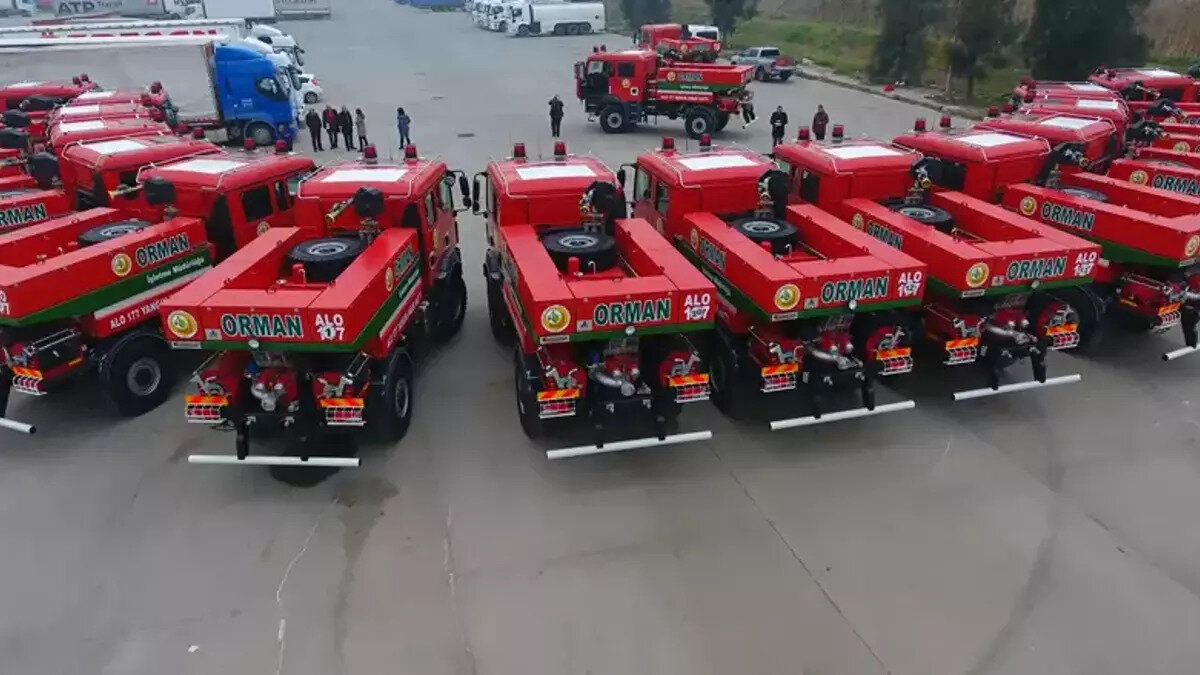 Kara ekipmanları ve gönüllülerle genişleyen güç<br><br>Yangınlara yalnızca havadan değil, karadan da etkin bir şekilde müdahale ediliyor. 2002 yılında 637 adet olan ARAZÖZ ve su ikmal aracı sayısı, 2025 itibarıyla 1.786’ya yükseldi. İlk müdahale araçlarının sayısı ise 2.742, iş makinesi sayısı ise 821 olarak kaydedildi.<br><br>Bunların yanı sıra Türkiye, insan kaynağı açısından da büyük bir orduya sahip. Yangınla mücadelede 25 bin orman kahramanı, 8.500 yeni personel ve 131 bin gönüllü aktif rol oynuyor. Ayrıca son 23 yılda yapılan 4.796 yangın göleti ve havuzu, yangın söndürme çalışmalarını destekleyen önemli altyapı unsurlarından biri.