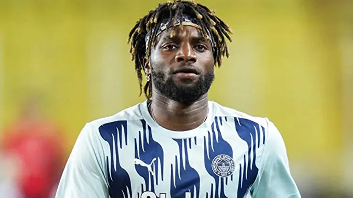 Çok önemli maçlarda, tüm önemli maçlarda, Beşiktaş'a, Galatasaray'a, birçok maça, birçok önemli maça baktığımızda, çünkü ben, tabii ki benden çok şey bekleyen teknik direktör, yardımcılarla, yönetimle birçok konuşma yaptım. Mourinho, yardımcıları, yönetim. Nerede buluşursak, sakinleşiriz, aslında her şeyin benim etrafımda döndüğünü hissedersin. Bu, iyi bir sonuç aldığımız anlamına geliyor. Teşekkürler, çok teşekkürler. Ve iyi bir sonuç almadık.