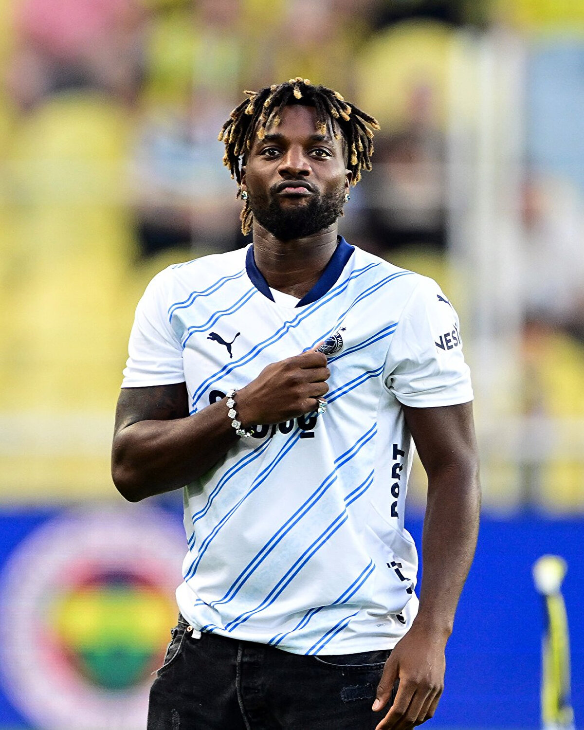  Her şeyi deniyoruz, ama sen benim neler yaşadığımı biliyorsun. Benim neler yaşadığımı tam olarak biliyorsun. Babamla olanları biliyor musun? Hatta ölümler de yaşadım.