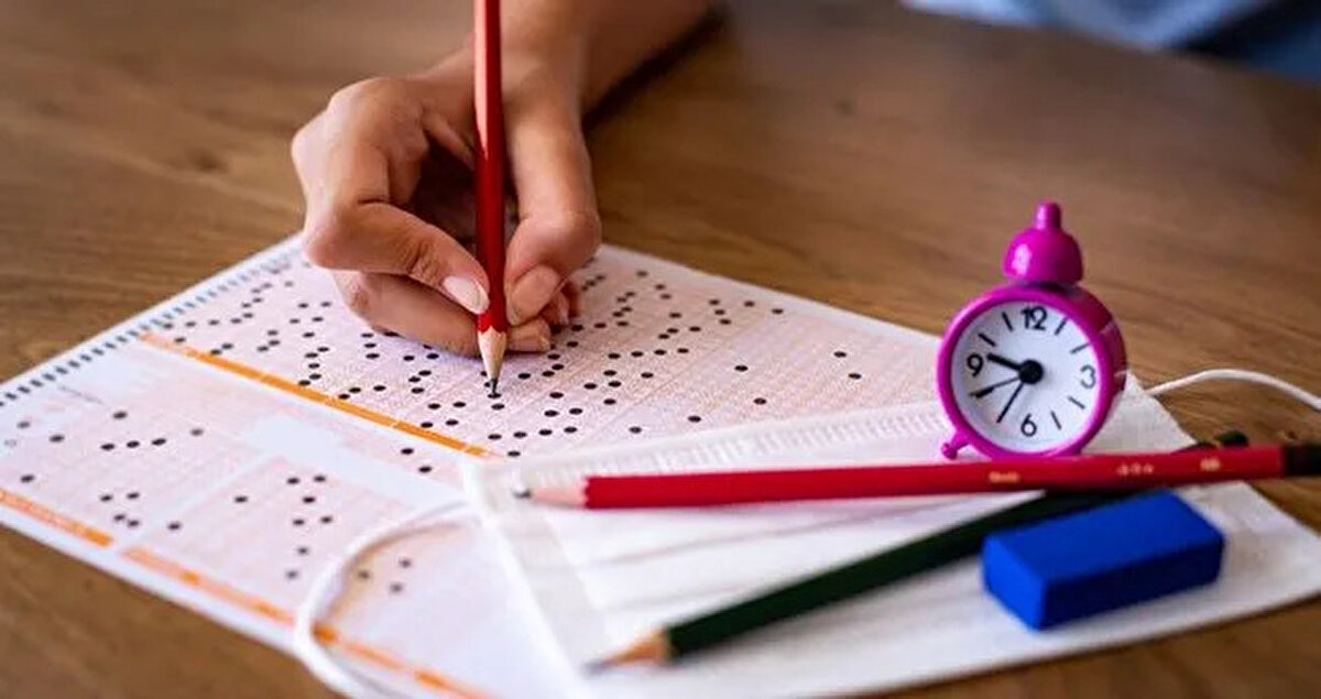 YKS 2025 oturumları tamamlandı<br><br>2025 YKS, üç oturum halinde tamamlandı.<br><br>TYT (Temel Yeterlilik Testi) 21 Haziran 2025 Cumartesi günü yapıldı.<br><br>AYT (Alan Yeterlilik Testi) ve<br><br>YDT (Yabancı Dil Testi) ise 22 Haziran 2025 Pazar günü gerçekleştirildi.<br><br>Sınav sürecini tamamlayan adaylar, şimdi gözlerini ÖSYM’nin sonuç açıklama tarihine çevirdi.