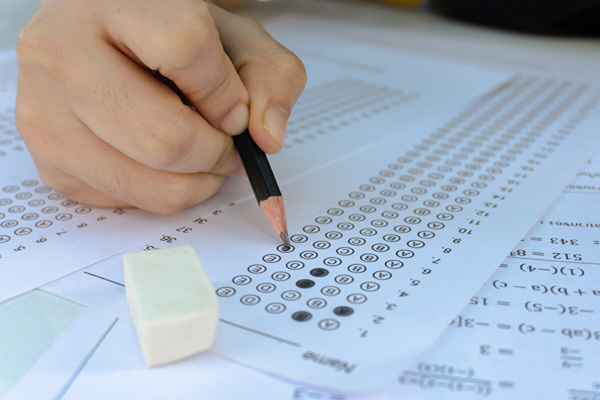 Üniversite tercihleri ne zaman başlayacak?<br><br>2025 YKS sonuçlarının açıklanmasının hemen ardından üniversite tercih dönemi başlayacak. ÖSYM, tercih kılavuzunu sonuçlarla eş zamanlı olarak yayımlayacak. Adaylar, puan türleri, başarı sıralamaları ve taban puanlara göre tercih işlemlerini gerçekleştirecek.<br><br>Üniversite tercihleri de yine ÖSYM’nin resmi tercih ekranı üzerinden yapılacak. Yerleştirme sonuçları ise tercih sürecinin tamamlanmasının ardından ilan edilecek.