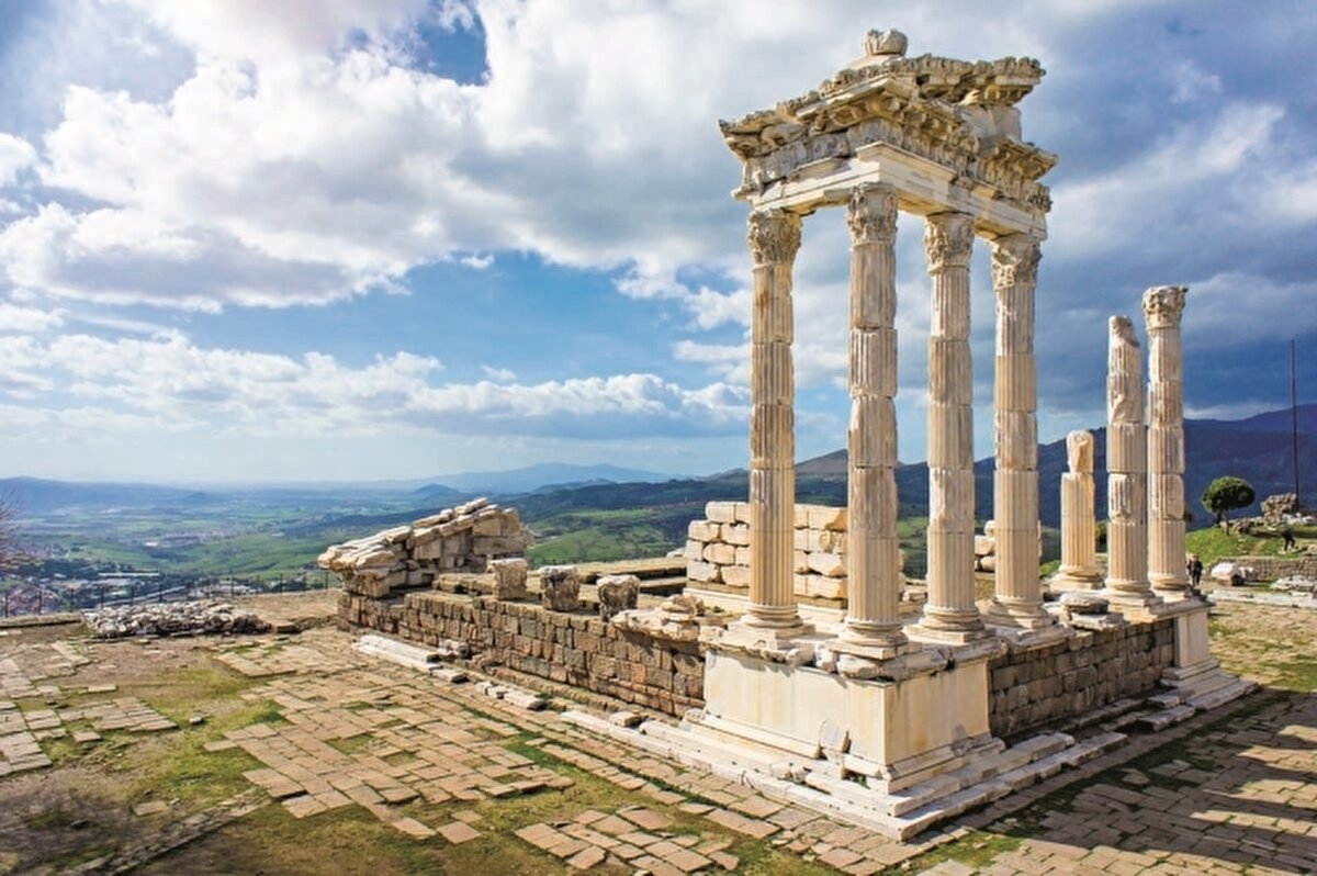 Türkiye yaz tatilinde Google aramalarında zirvede<br><br>Google arama verilerine göre 2025 yaz sezonu tatil aramalarında Türkiye, Yunanistan, İtalya, Mısır gibi Akdeniz destinasyonlarını geride bırakarak lider konumda bulunuyor. Sıcak iklimi, geniş plajları ve her bütçeye uygun konaklama alternatifleriyle Türkiye, yerli ve yabancı turistlerin ilk tercihi olmaya devam ediyor.