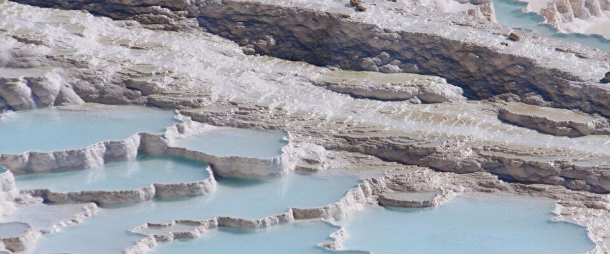 2025 yaz sezonu için tatil planları yapanların en çok tercih ettiği ülkeler arasında Türkiye, Google aramalarında birinci sıraya yerleşti. Antalya, Bodrum, Kuşadası ve Alanya gibi popüler tatil bölgeleri ile Türkiye, hem uygun fiyatları hem de zengin turizm seçenekleriyle yaz tatilinin gözdesi olmaya devam ediyor.