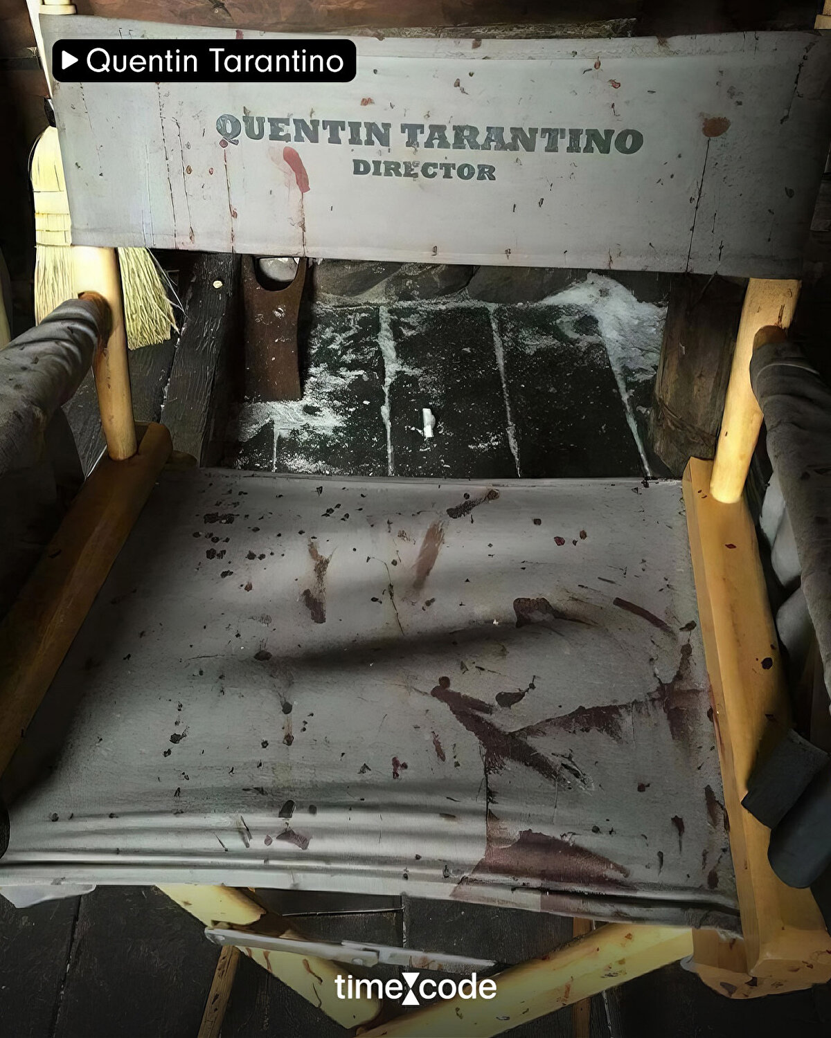 Quentin Tarantino, enerjisini bile o koltuğa taşırdı; senaryosunu dizlerinin üstünde tutar, karakterleriyle o anlarda adeta canlı bir diyalog kurardı.